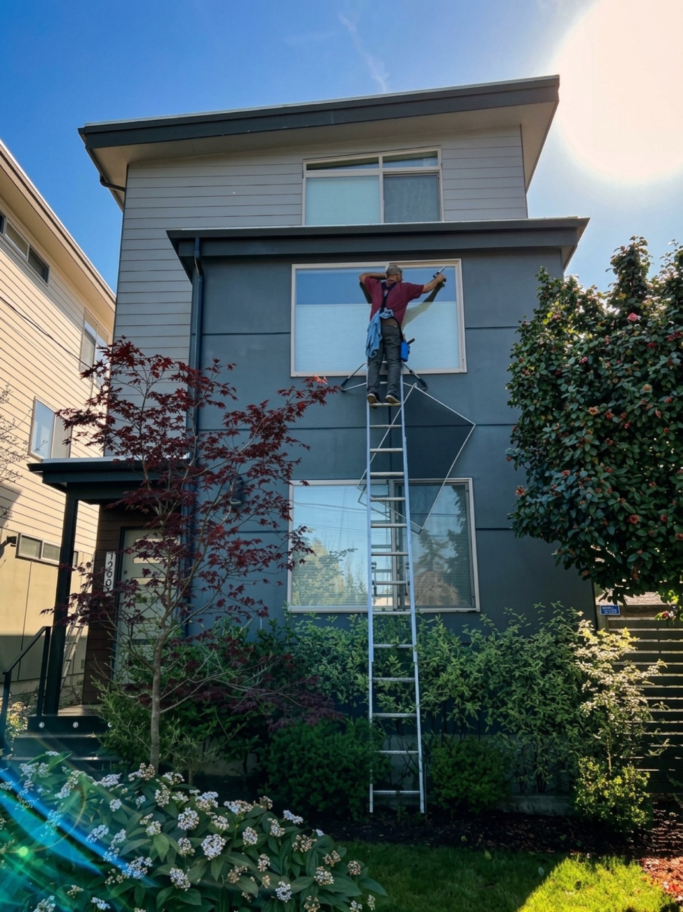 3 Amigos crew member washing a window with an extension pole